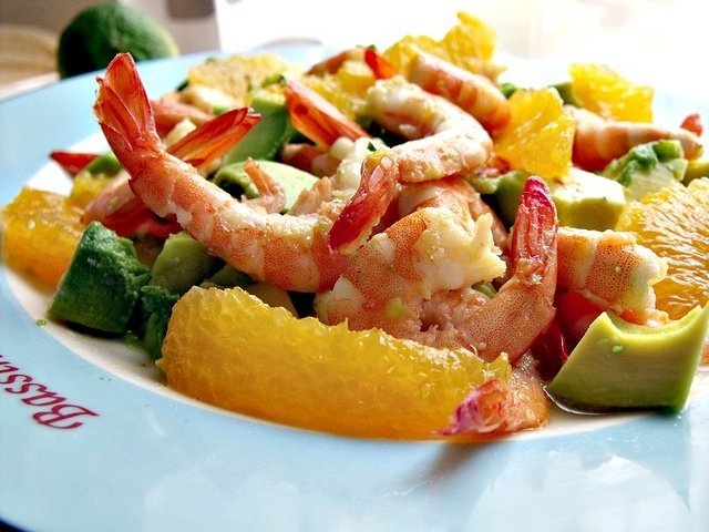 Salata cu creveti, avocado, portocale