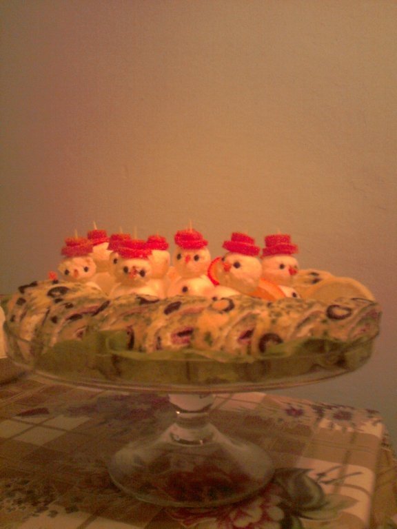 Rulada aperitiv si oameni de zapada