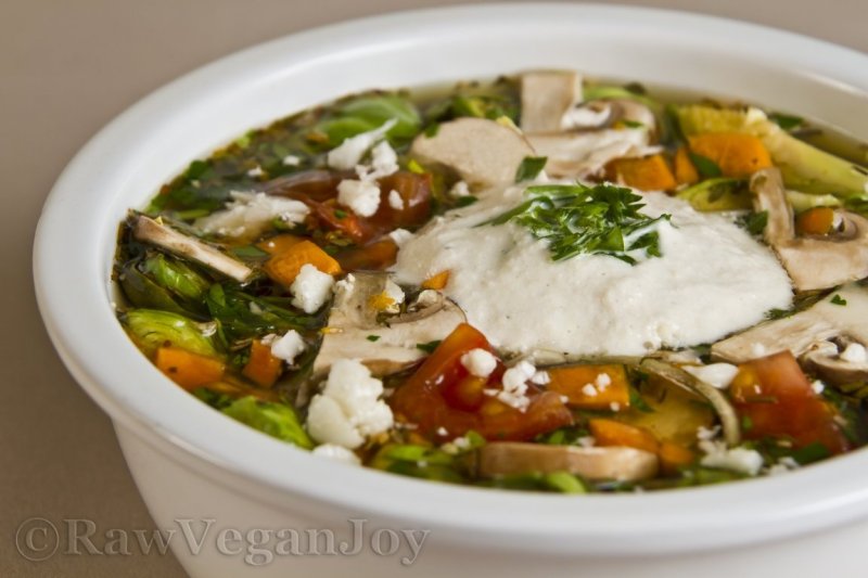 Supa de legume cu varza de Bruxelles si smantana din caju (raw vegan)