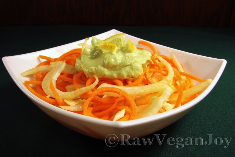 Salata de fennel cu sos picant de avocado (raw vegan)