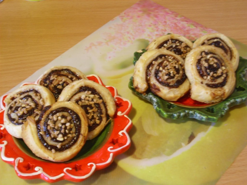 Spirale cu ciocolata si cu crant de alune de padure