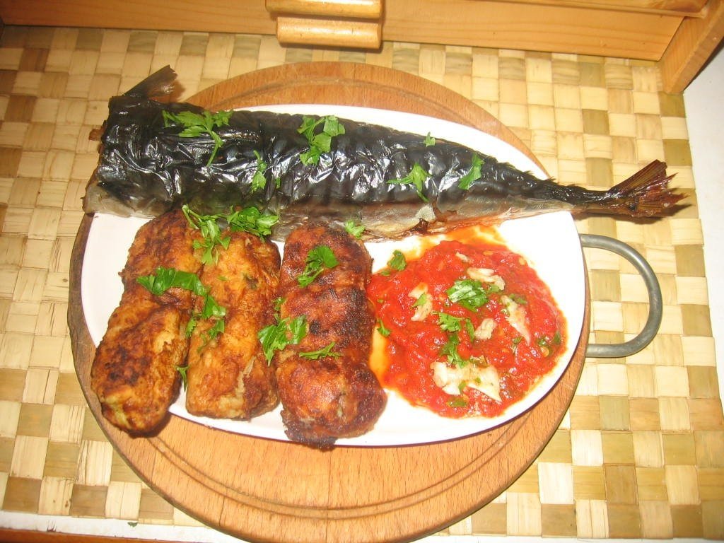 Macrou pe sare cu arome mediteraneene şi crochete de cartofi