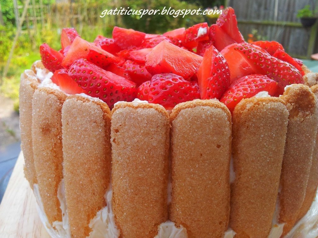 Tort cu piscoturi iaurt si capsune