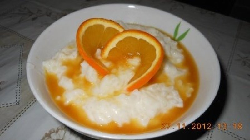 Orez cu lapte cu topping de portocale