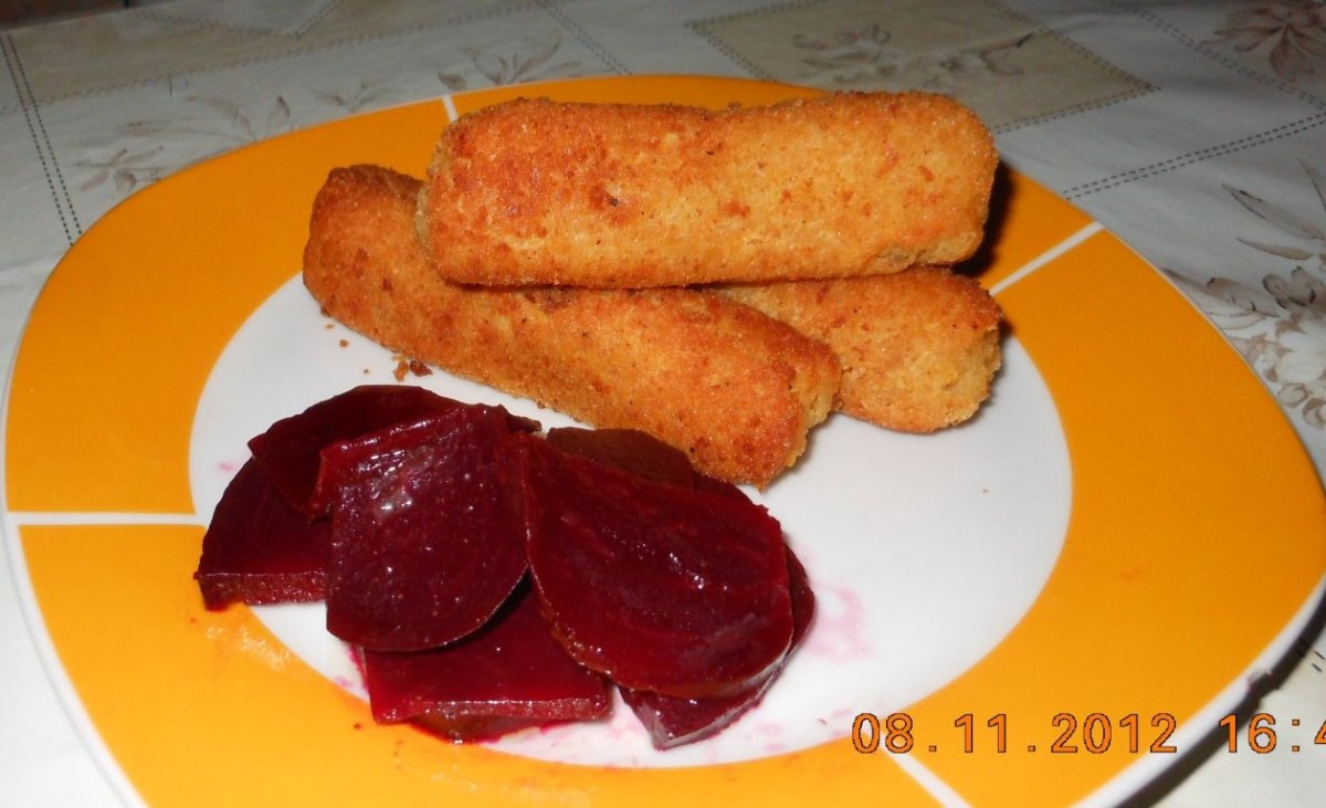 Crochete de cartofi cu salata de sfecla rosie