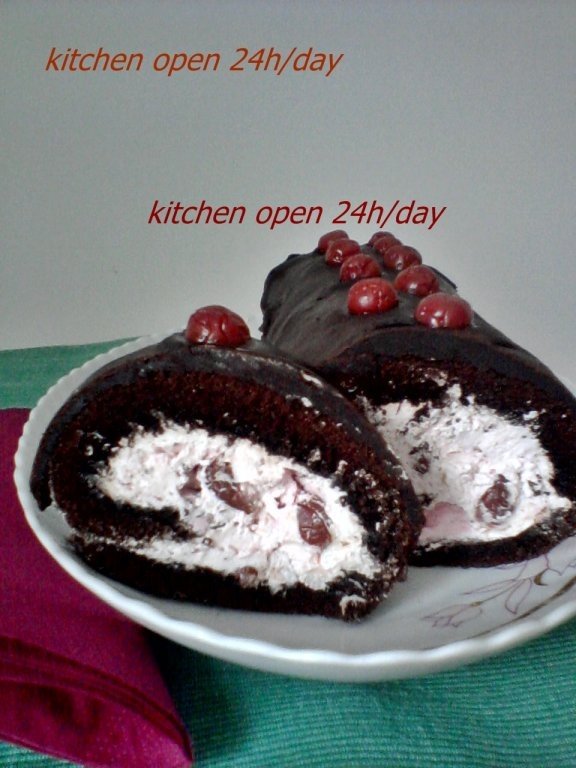 Rulada cu visine, frisca si ciocolata