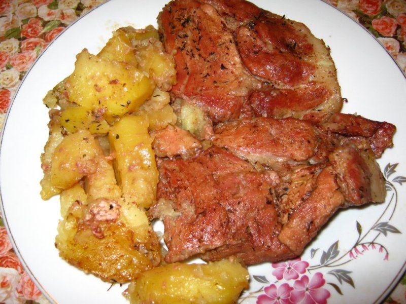 Ceafa de porc cu cartofi la cuptor