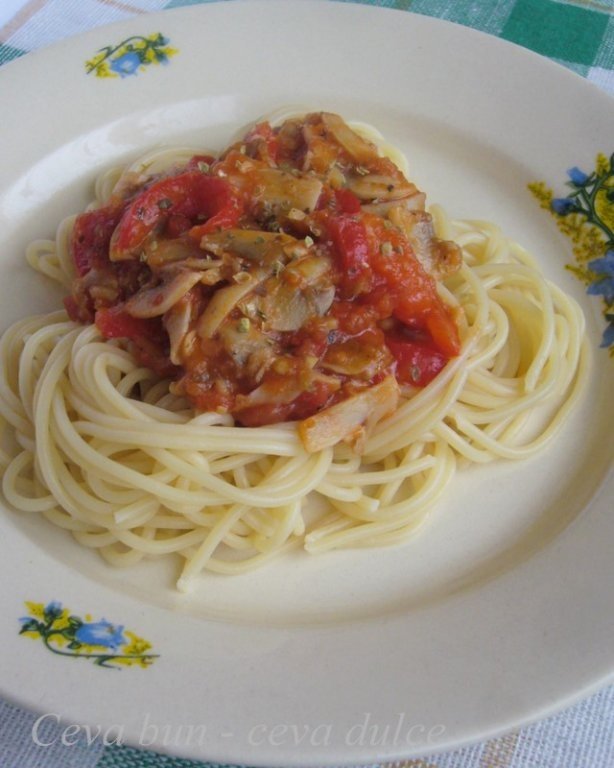 Spaghetti cu ciuperci si sos de rosii picant - de post