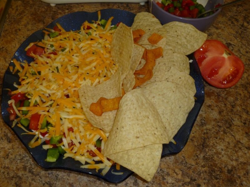 House made Salsa tray & chips-salata cu sos salsa, vegetale, branza si smantana pentru chipsuri