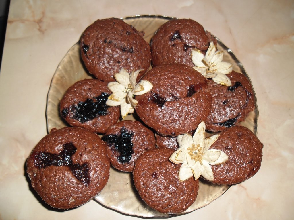 Muffins cu cacao si gem