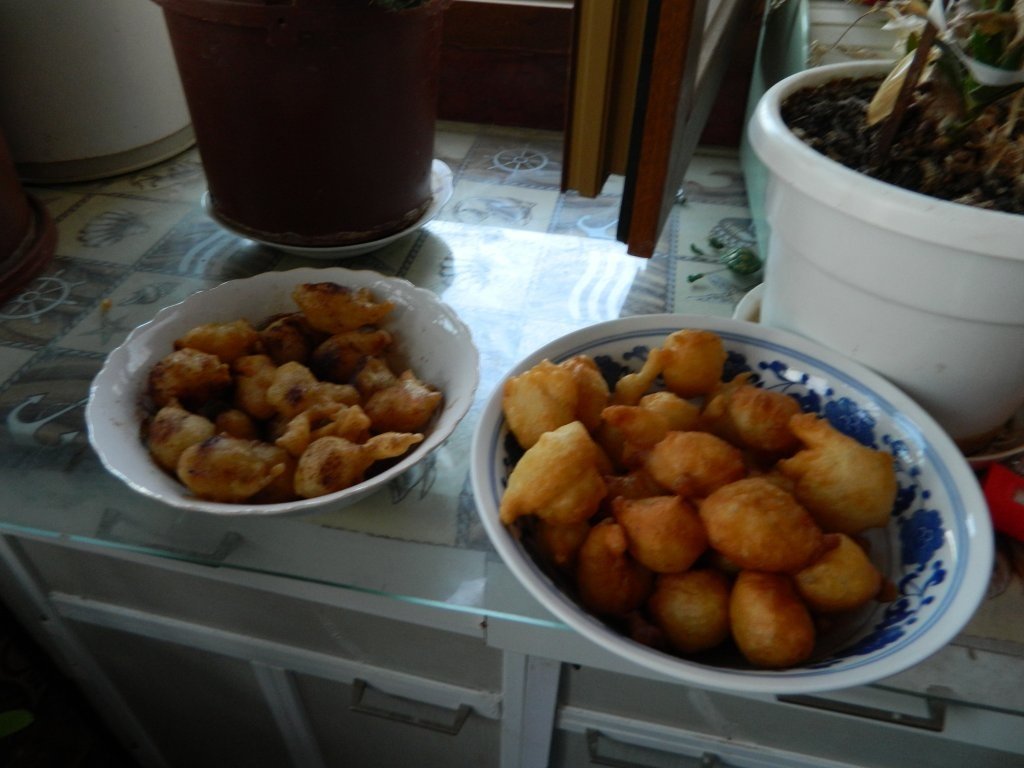 Gogosi grecesti cu sirop de miere si pudrate cu scortisoara