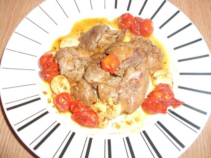 Ficat de pui cu usturoi si rosii cherry