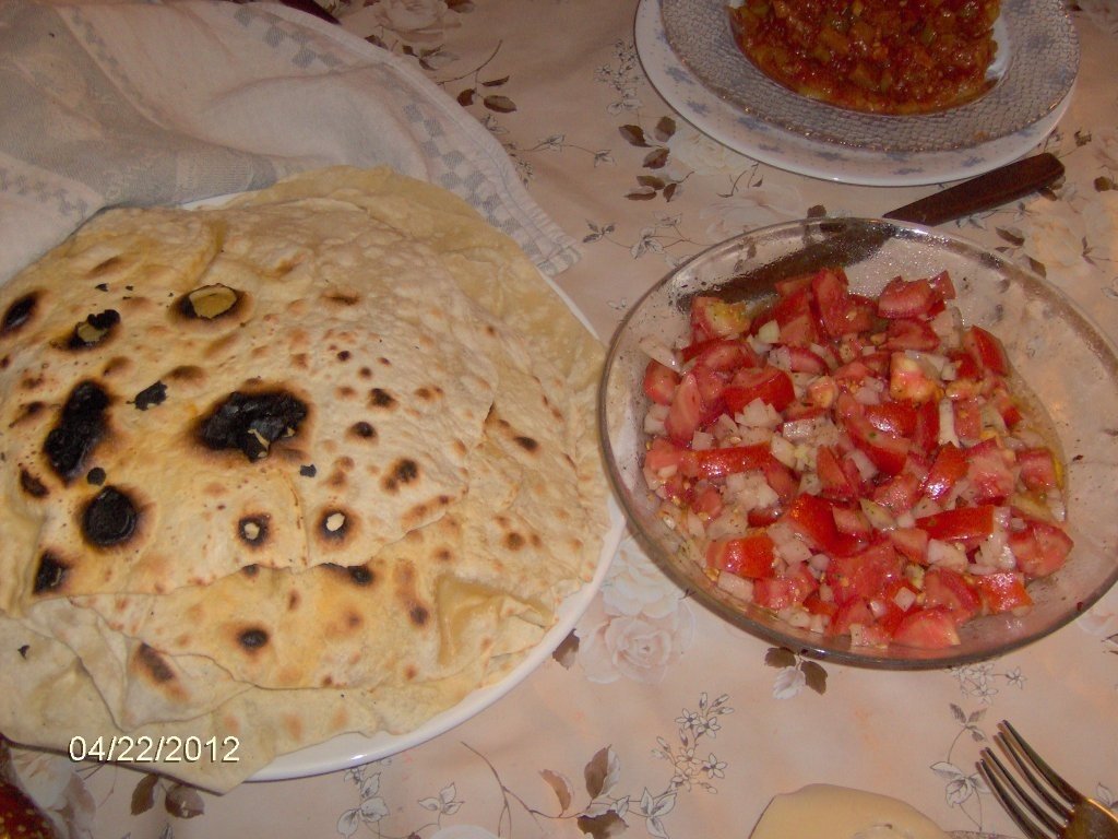 Tortii cu salata salsa si branza de capre