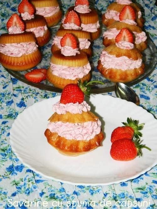 Savarine cu spuma de capsuni