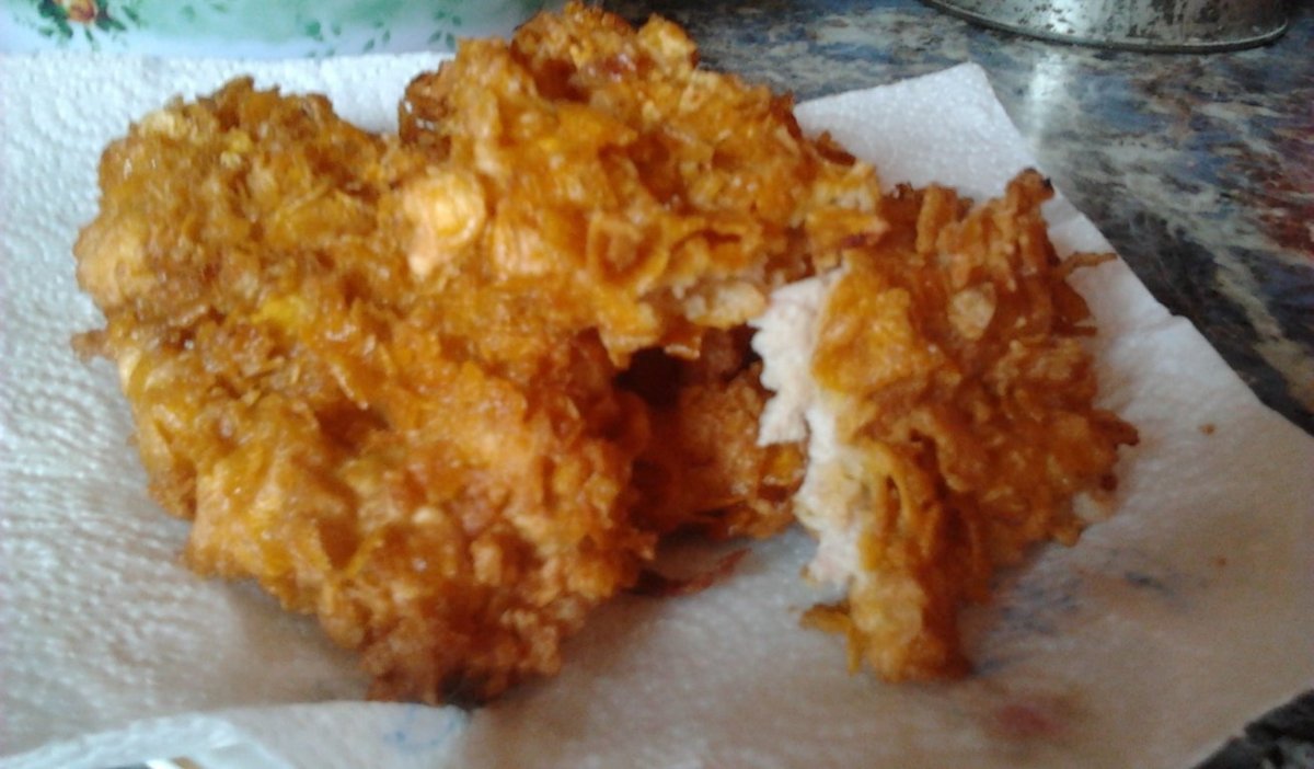 Snitele din piept de pui in fulgi de porumb