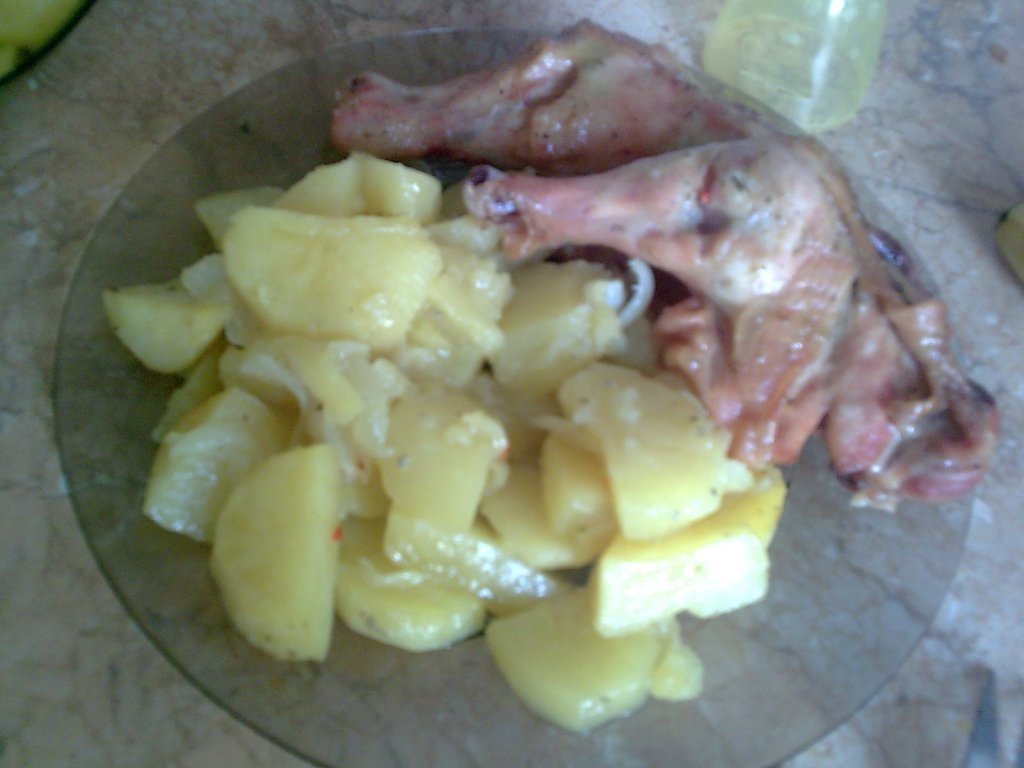 Pulpe de pui pe pat de cartofi