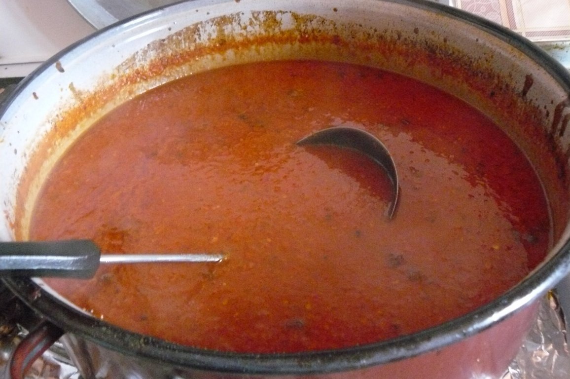 Sos  picant cu roşii, gogoşari şi ceapă