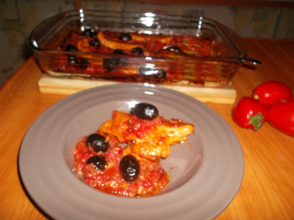 Piept de pui cu sos de rosii si masline