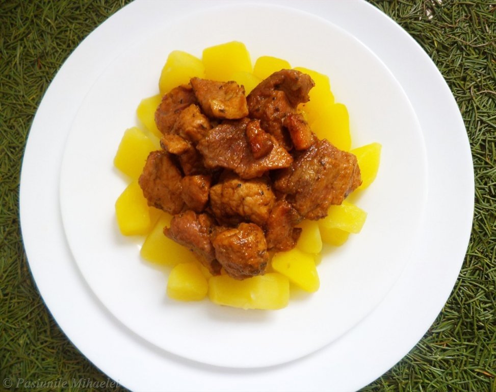 Cubulete de porc pe pat de cartofi natur