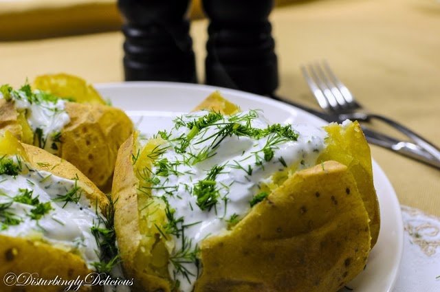 Cartofi copti cu branza si ierburi aromatice