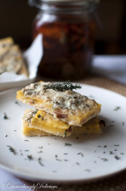 Batoane de mamaliga cu ierburi, rosii uscate si gorgonzola