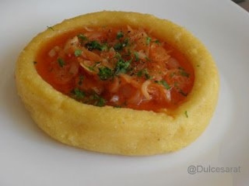 Tocanita de ceapa cu pasta de gogosari in blid de mamaliga