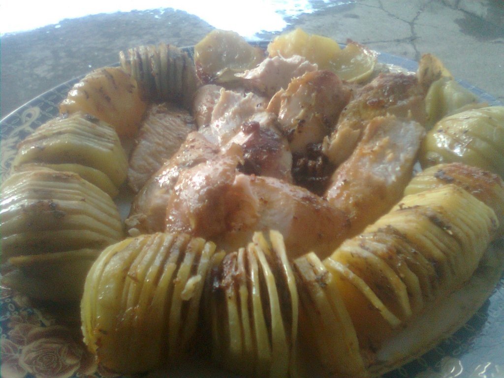 Piept de pui cu mustar si cartofi cu unt si condimente