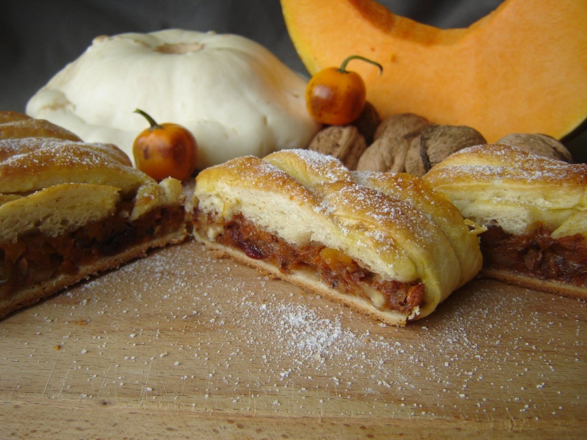 Strudel cu bostan, miez de nuca si fructe uscate