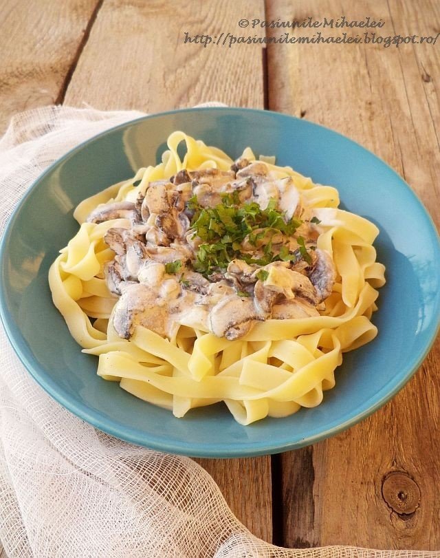 Tagliatelle cu sos cremos de ciuperci