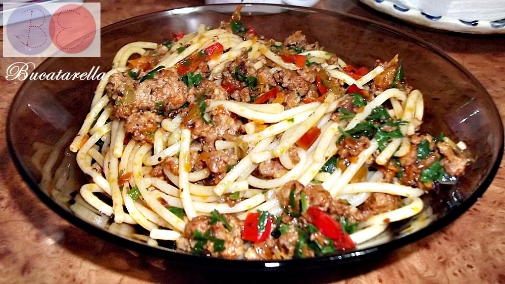 Spaghete cu legume si carne tocata