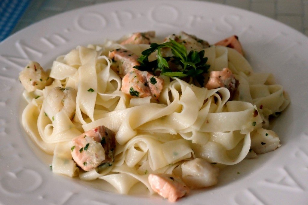 Paste cu două feluri de peşte, usturoi şi pătrunjel