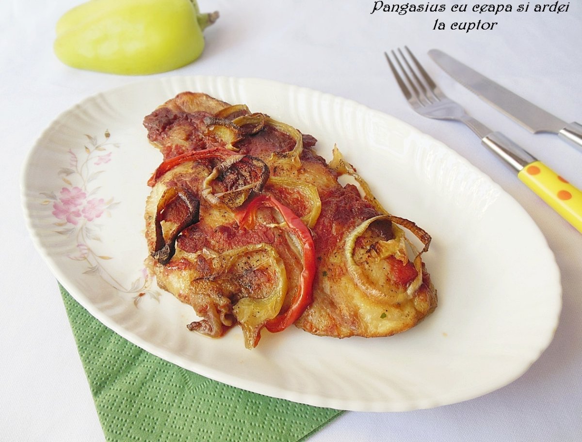 Pangasius cu ceapa si ardei la cuptor
