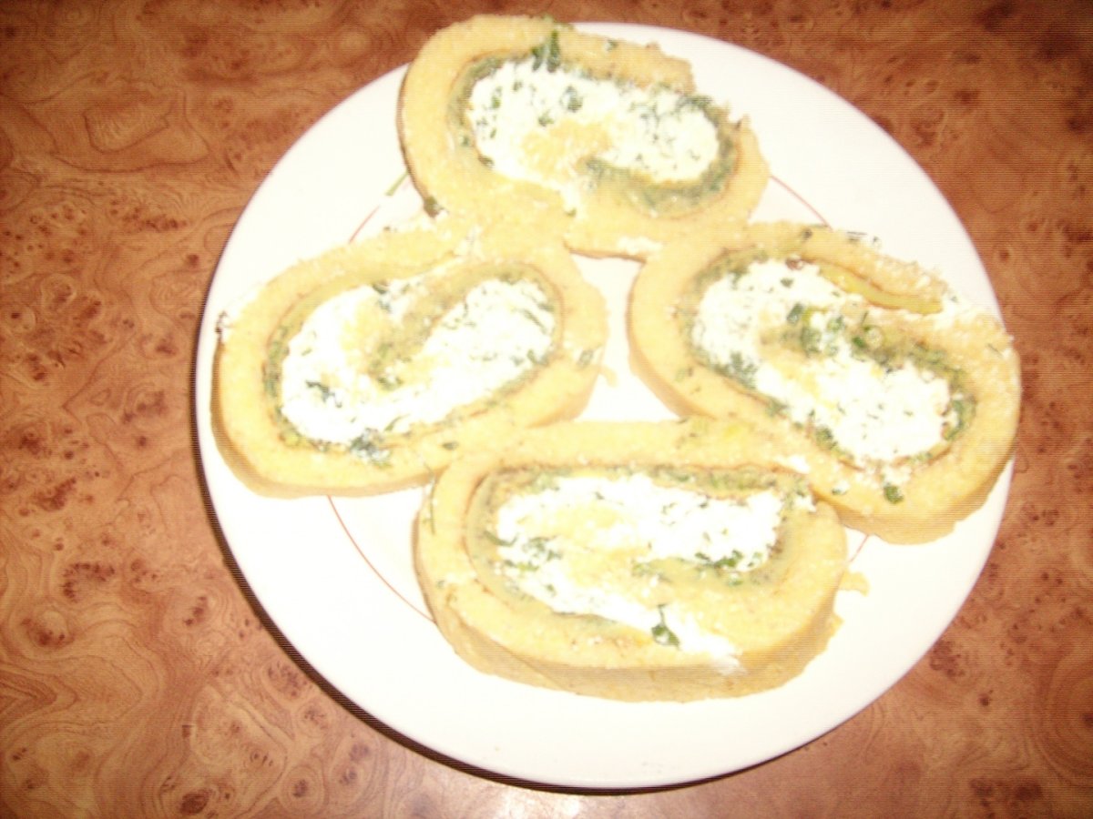 Rulada de mamaliga umpluta cu branza