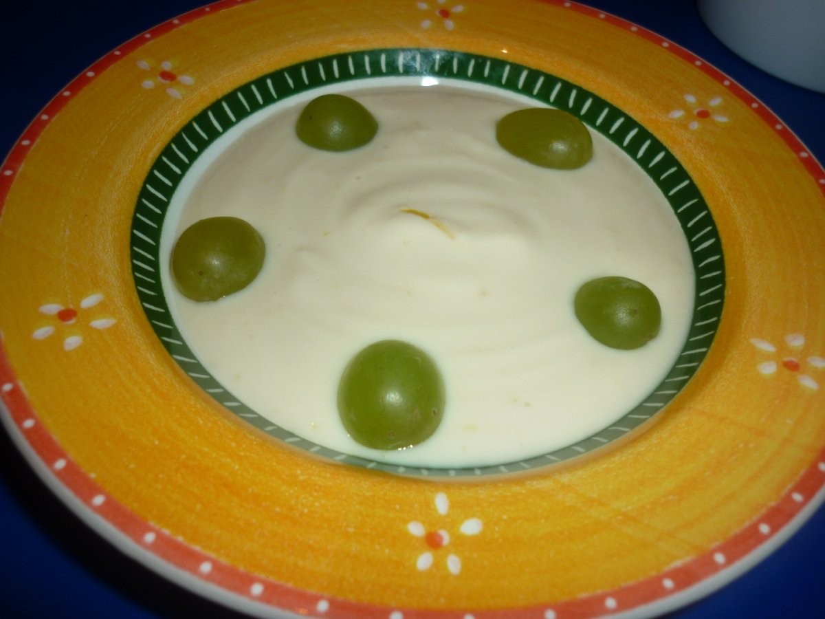 Crema cu iaurt din soia si struguri