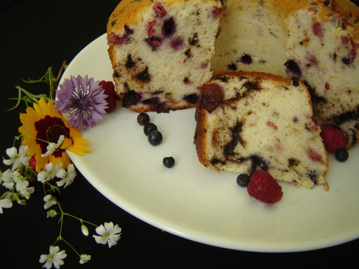 Chec din albusuri cu fructe si ciocolata