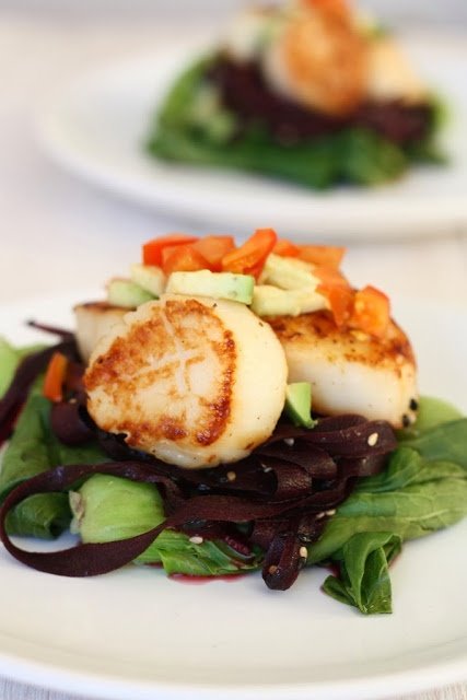 Scoici St. Jacques cu salata de morcovi mov si pak choi