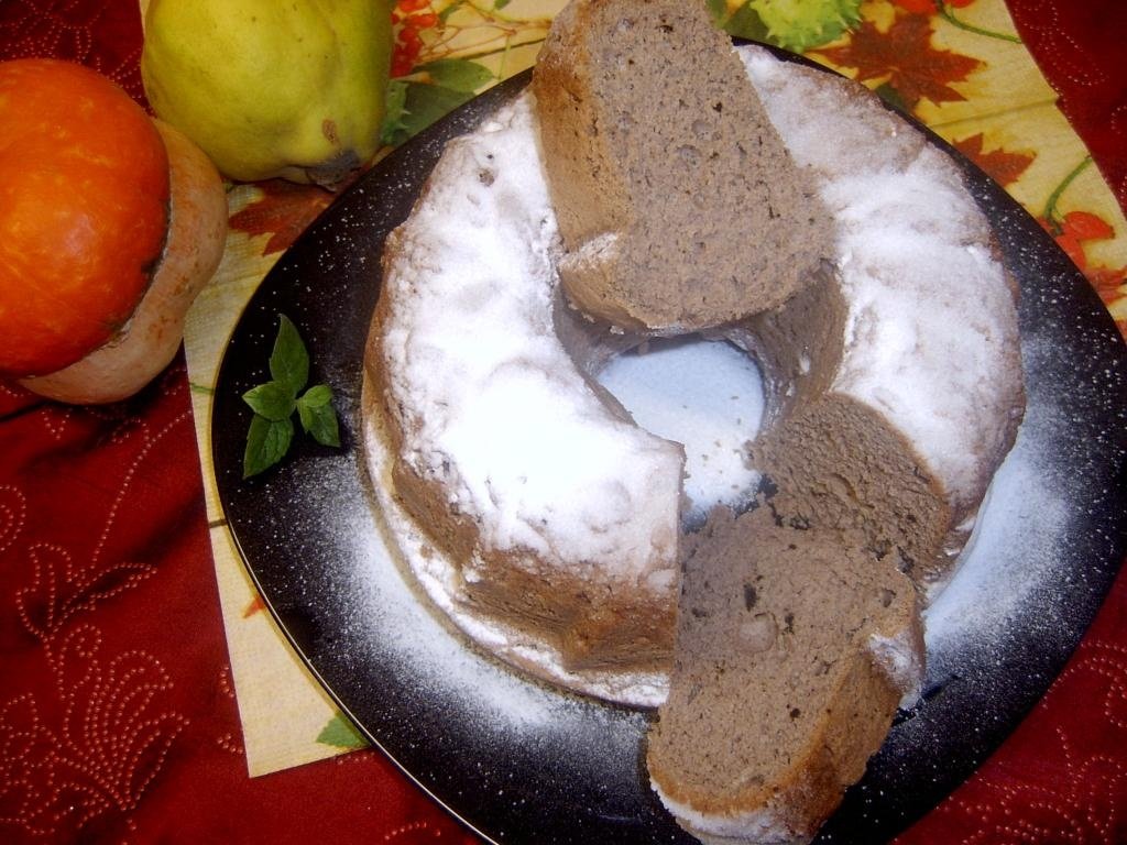 Guguluf cu pudra de roscove si alune de padure