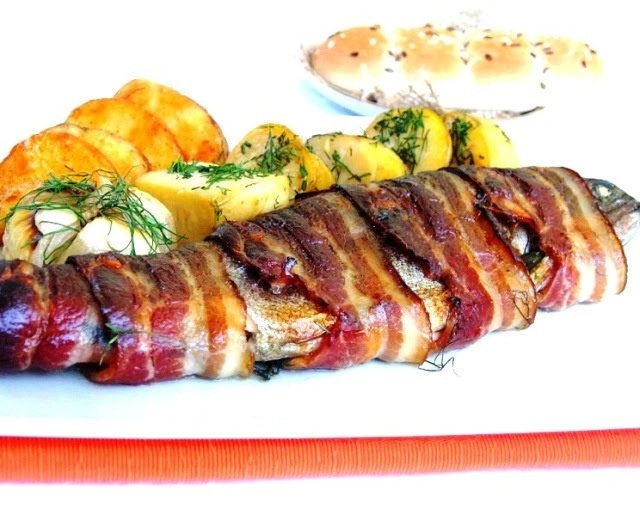 Pastrav "imbracat"in bacon