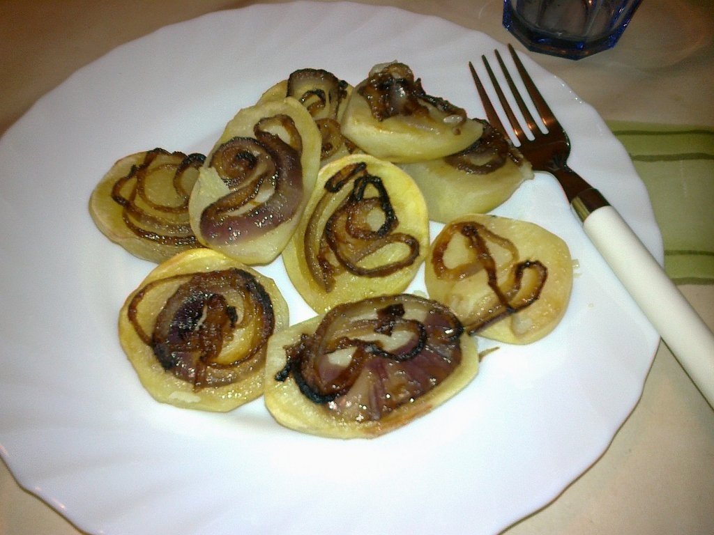 Cartofi cu ceapa la cuptor