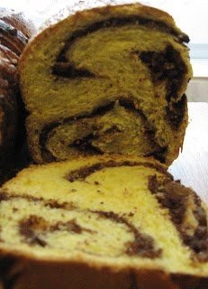 Cozonac cu nuci, migdale si stafide