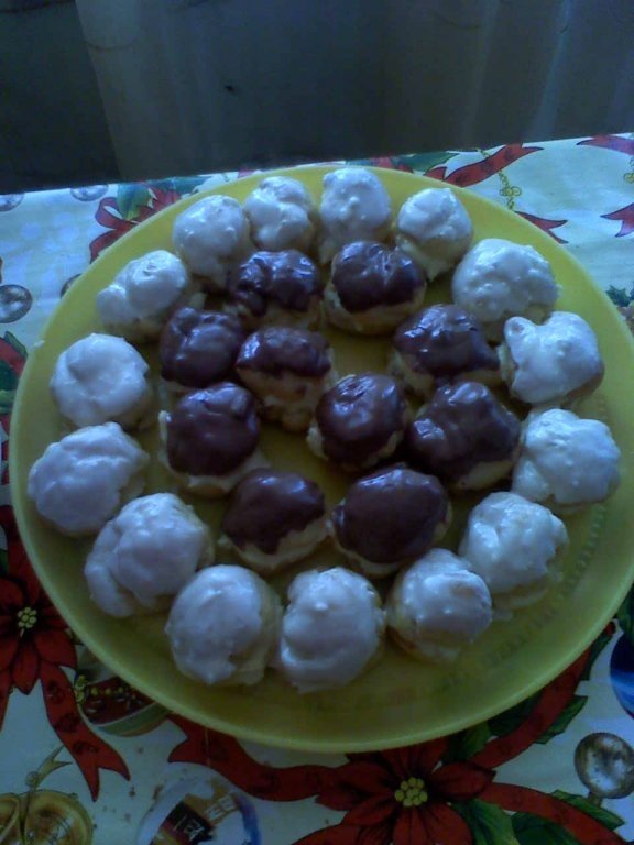 Eclere cu crema de vanilie si glazura de ciocolata