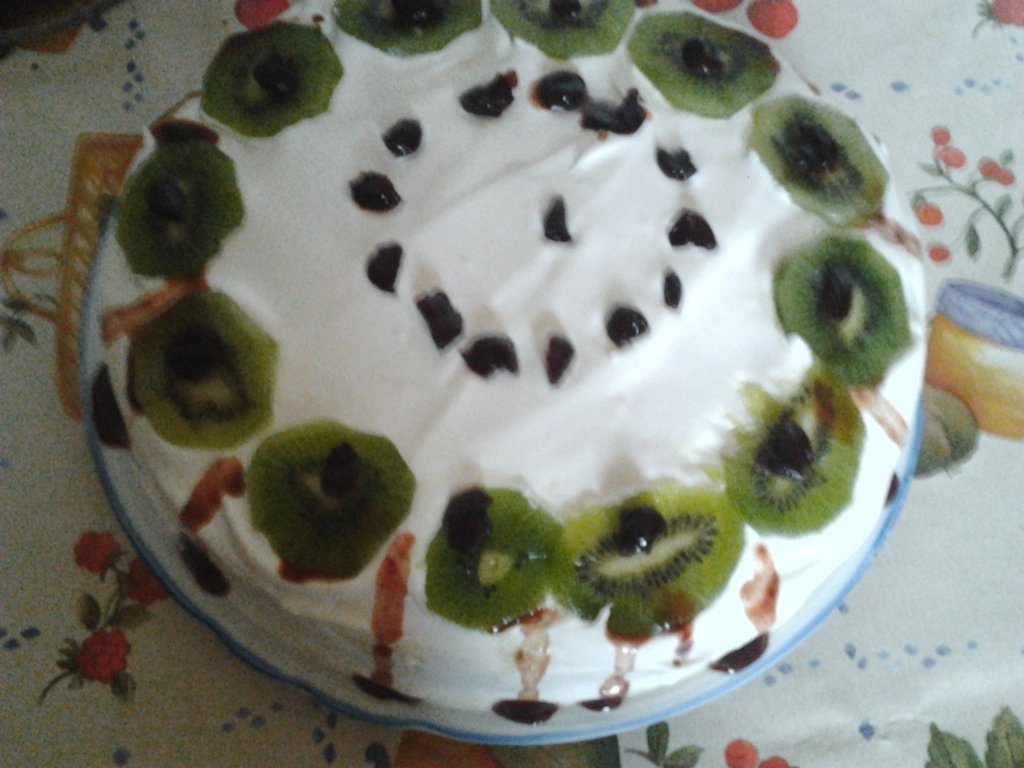 Tort cu kiwi si visine din dulceata