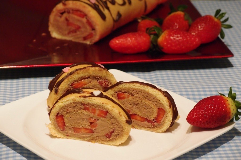 Ruladă cu cremă ganache şi căpşune