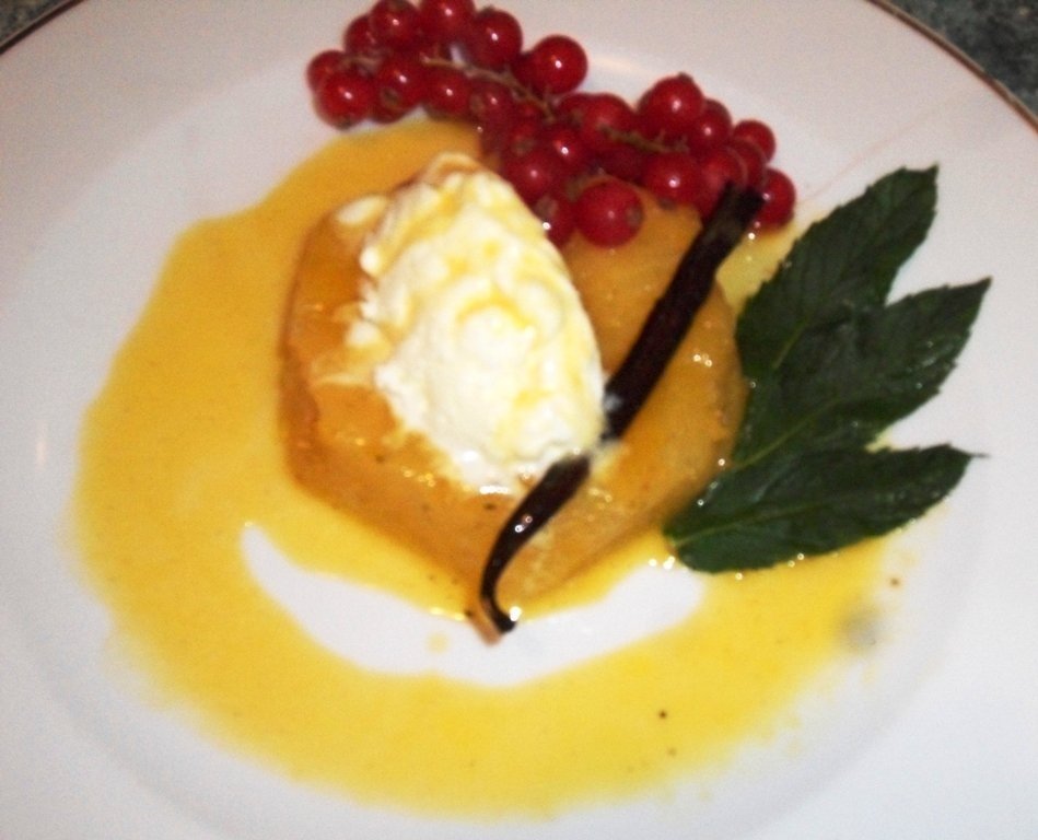 Ananas flambat in rom cu inghetata de vanilie si sirop de portocale