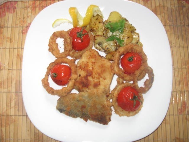 File de pastrav pane cu cartofi si rondele de ceapa pane