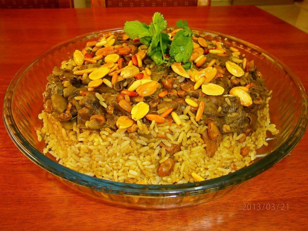 "Maglubeh bil foul akhdar"-"Maglubeh" cu pastai de bob verde de gradina