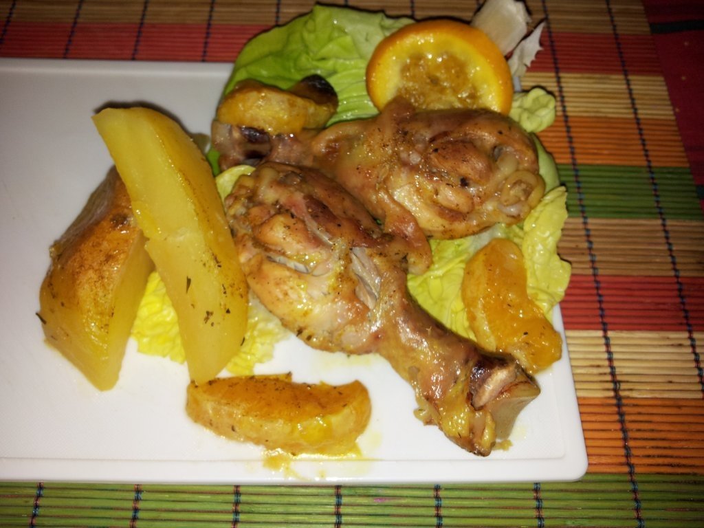 Pulpe de pui in crusta de miere cu cartofi si portocale