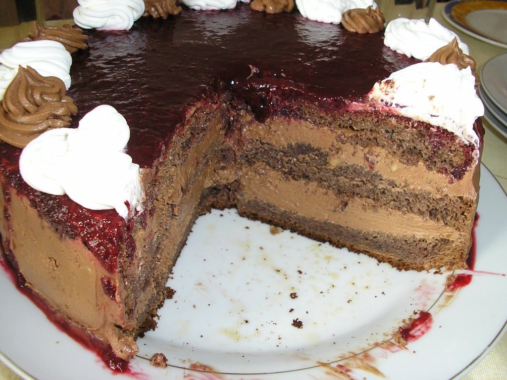 Tort cu mousse de ciocolata si sos de zmeura