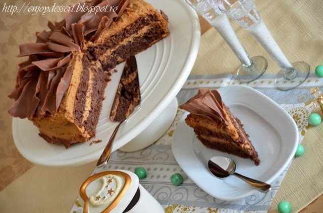 Tort caramel cu fundite de ciocolata