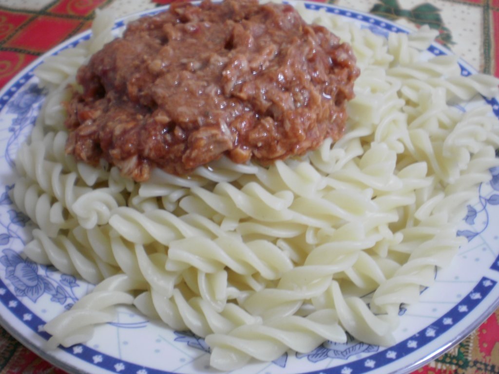 Fusilli cu ton si sos de rosii